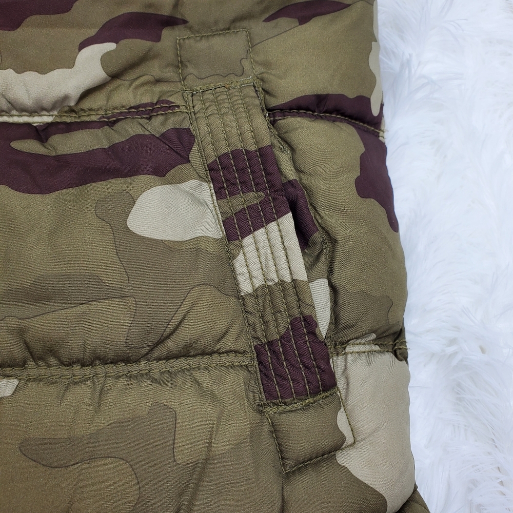 Old Navy Camouflage Puffer Vest with Vibrant Lining Boys M/8 Juniors - Picture 5 of 10